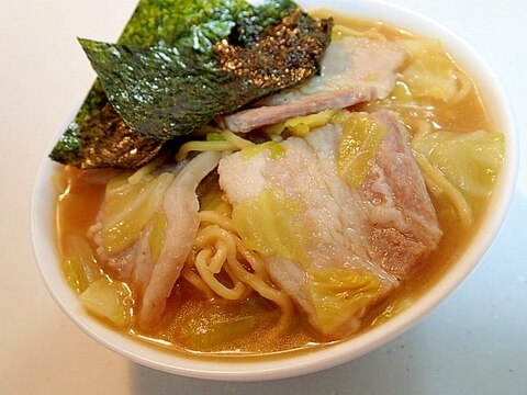 豚バラとキャベツと玉ねぎの煮込みラーメン♬